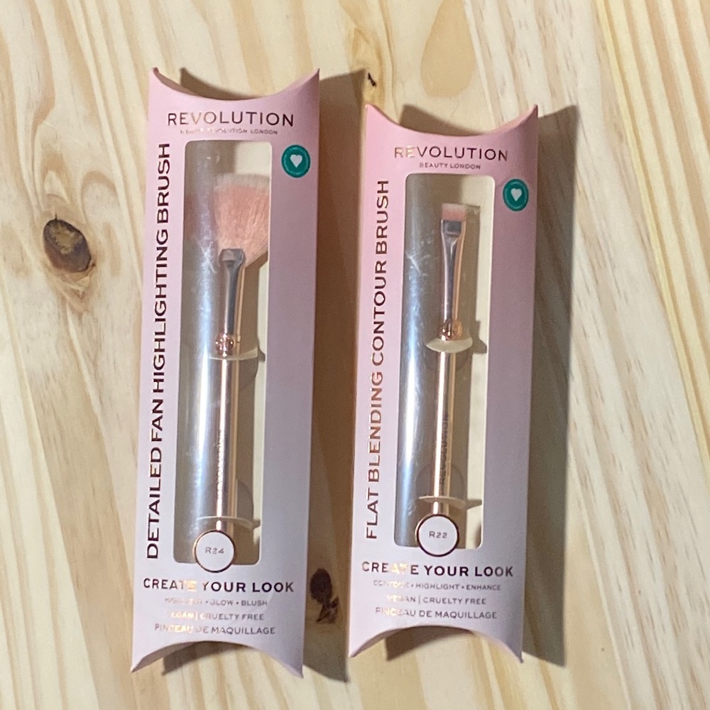 🆕 Revolution makeup highlight and contour brush bundle